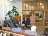 �edaktorka vydavate�stva Regent odovzd�va prv� v�tla�ok knihy autorke